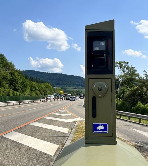 Blitzer auf A2 in der Schweiz straft 7000 Fahrer in kurzer Zeit 1 Blitzer auf A2 in der Schweiz straft 7000 Fahrer in kurzer Zeit